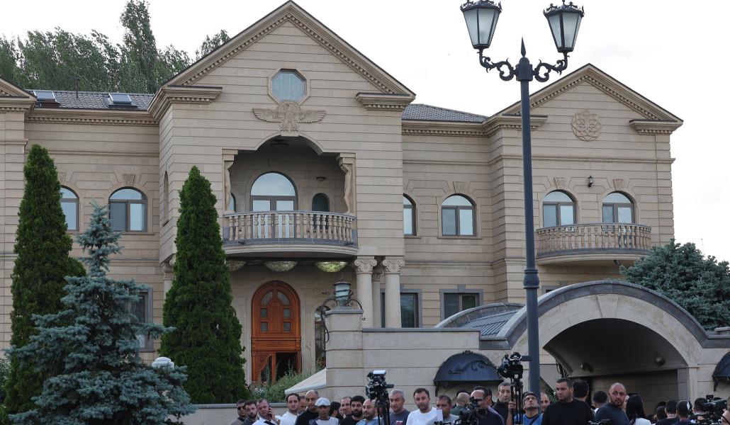 ԲԱՑԱՌԻԿ ԶՐՈՒՅՑ ՍԱՄՎԵԼ ԿԱՐԱՊԵՏՅԱՆԻ ՀԵՏ (ՏԵՍԱՆՅՈՒԹ)